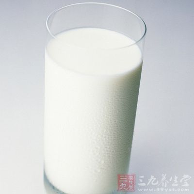 晚上睡覺前喝純牛奶一杯