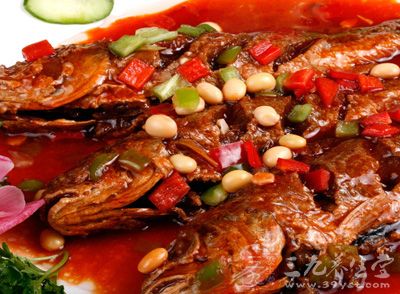 魚熟放入蔥花及味精即可 魚熟放入蔥花及味精即可