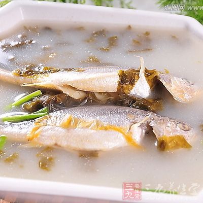 再放到旺火上燒開,撈去蔥、姜,撒上味精、淋上雞油即成 再放到旺火上燒開,撈去蔥、姜,撒上味精、淋上雞油即成