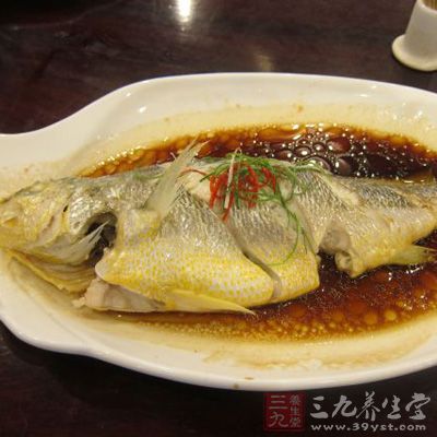 夾走姜絲和蔥白,用蔥花和紅椒圈裝飾,裝碟 夾走姜絲和蔥白,用蔥花和紅椒圈裝飾,裝碟