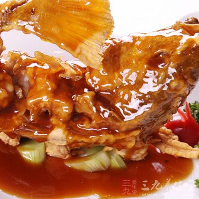 豌豆洗淨,胡蘿卜去皮切丁,香蔥、姜和大蒜都切碎備用 豌豆洗淨,胡蘿卜去皮切丁,香蔥、姜和大蒜都切碎備用