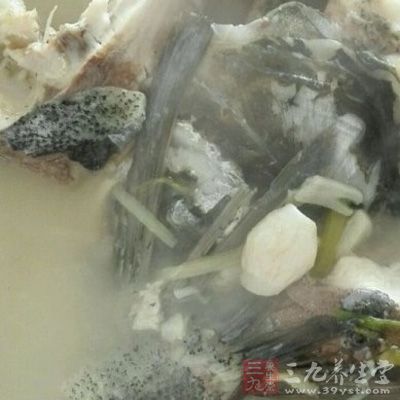 將鍋置於旺火上,倒入植物油,燒至五成熱時把魚下鍋 將鍋置於旺火上,倒入植物油,燒至五成熱時把魚下鍋