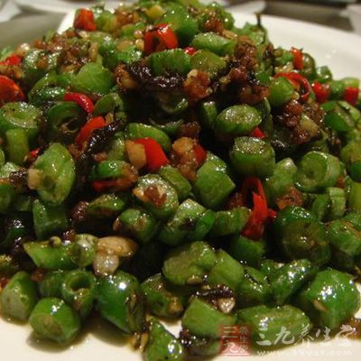 豬肉末60g，四季豆150g，榄菜20g，蒜，蔥，姜，料酒，鹽，糖，雞精