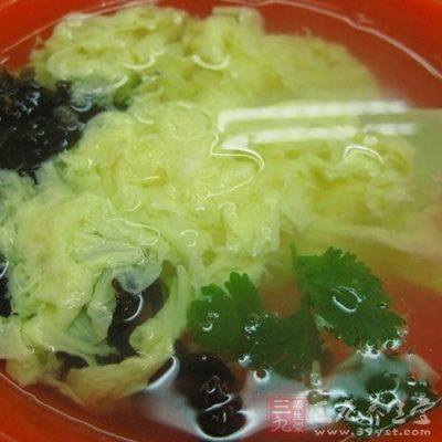然後將制作好的湯倒入盛有紫菜和蝦米的碗裡