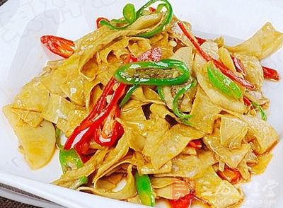豆腐皮300克,尖椒100克,蔥花、鹽、味精、蚝油、醬油、花椒油、干椒絲各適量 豆腐皮300克,尖椒100克,蔥花、鹽、味精、蚝油、醬油、花椒油、干椒絲各適量