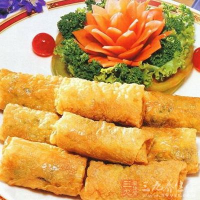 面粉放入碗內,加水調成濕漿 面粉放入碗內,加水調成濕漿