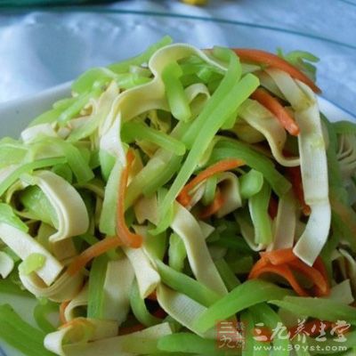 材料主料:油皮200克,莴筍300克 材料主料:油皮200克,莴筍300克