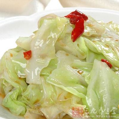 炒卷心菜的時候,要大火快速翻炒,保證營養不流失 炒卷心菜的時候,要大火快速翻炒,保證營養不流失