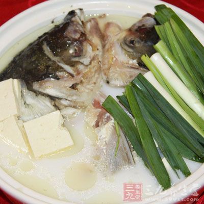 大蒜豆腐魚頭湯的做法