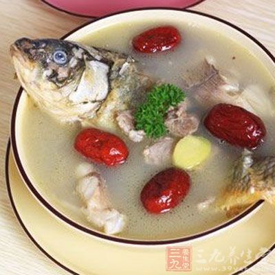 紅棗黑豆炖鯉魚的做法