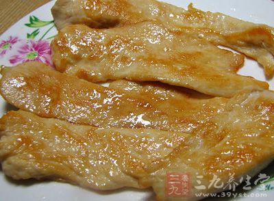 雞胸翻面 同樣煎至2分鐘。配上番茄沙司就可以上桌了 雞胸翻面 同樣煎至2分鐘。配上番茄沙司就可以上桌了