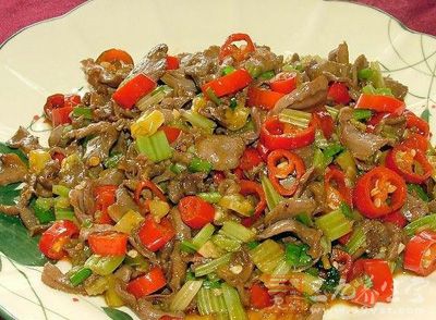 然後放雞肝,料酒,鹽,翻炒幾分鐘 然後放雞肝,料酒,鹽,翻炒幾分鐘