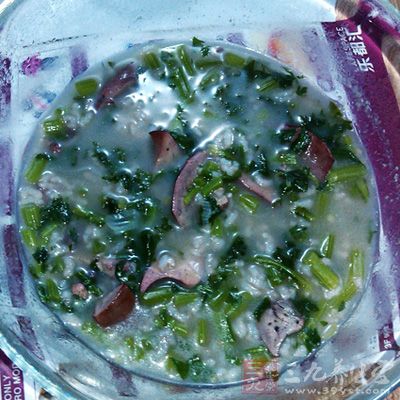 用剛才焯菠菜的熱水把肝燙一下去除血沫 用剛才焯菠菜的熱水把肝燙一下去除血沫