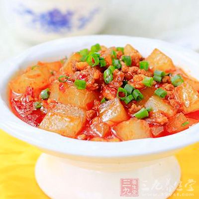 下豬肉翻炒出水分出香味,加姜、料酒翻炒均勻 下豬肉翻炒出水分出香味,加姜、料酒翻炒均勻