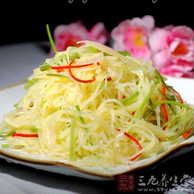 原料：新鮮土豆兩個，干的紅辣椒三、四個，食鹽，味精，醋，沙拉油