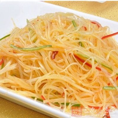 將蔥絲、姜絲、花椒油、鹽、味精一起倒入土豆絲中，拌勻即可