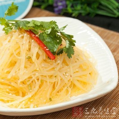 將土豆去皮，洗淨切成細絲，放入沸水中焯至斷生