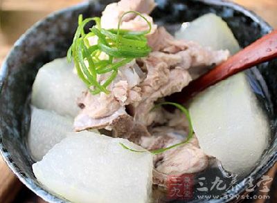 排骨500g斬段，冬瓜800g切塊，姜4片，小蔥一把(打成結)，料酒1大勺，鹽、雞精、水適量