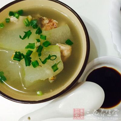 高壓鍋放在煤氣爐上大火燒開，小火壓15分鐘，聞到排骨香味時停火