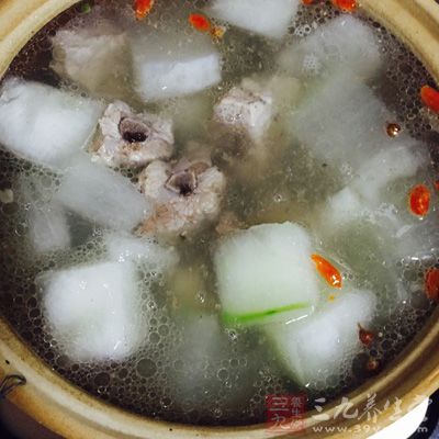 將排骨、冬瓜、姜片、瑤柱、蝦米一起入鍋，加適量的水燒開