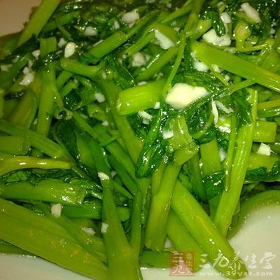 將空心菜帶嫩梗摘寸段，洗淨，蒜子剝去皮，洗淨，拍爛剁成米
