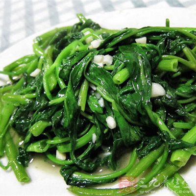 將調制好的蒜茸加入腐乳汁倒入裝有空心菜和粉絲的器皿中攪拌均勻即食
