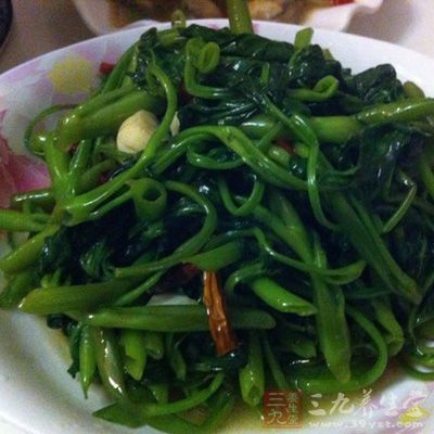 因蒜茸有味，所以加些雞精、白糖;蒜茸隨用隨調，不宜久放