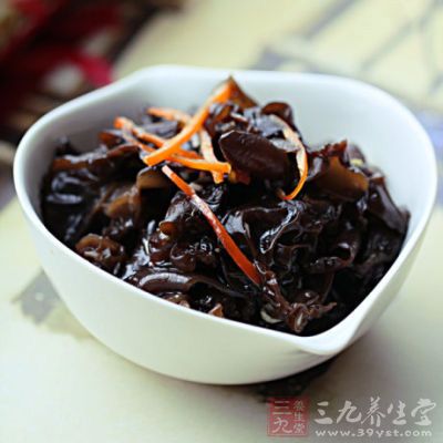 木耳及青紅椒丁放在一個稍大的碗中,加入適量的鹽及雞精 木耳及青紅椒丁放在一個稍大的碗中,加入適量的鹽及雞精