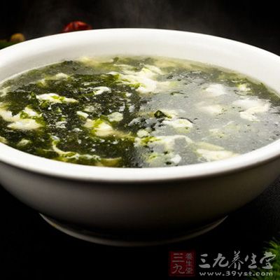 煮至湯汁濃稠後淋入蛋液，並用勺子背貼著鍋底朝一個方向輕輕攪拌