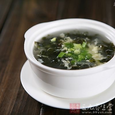 煮開，淋入蛋液，劃散成蛋花