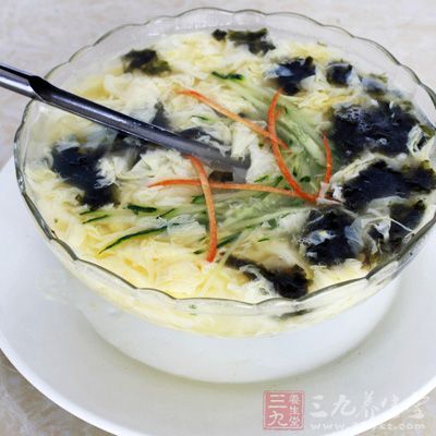 鍋裡下少許油煸炒肉末至變色