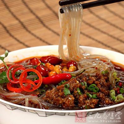 寬粉下名燙十秒鐘就可以,煮的時間太長就會爛掉沒嚼勁了 寬粉下名燙十秒鐘就可以,煮的時間太長就會爛掉沒嚼勁了