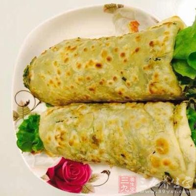 用筷子挑破一個小口，倒入蛋液，小火烙制