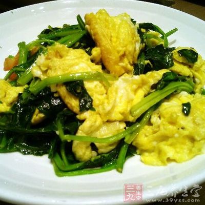 冷油內倒入雞蛋液，讓蛋液隨著油溫的升高而膨脹