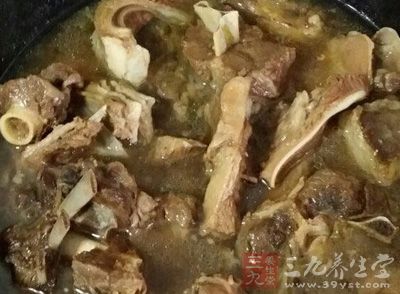 鍋中倒入小半鍋清水,下入羊排,焯去血水,撈出 鍋中倒入小半鍋清水,下入羊排,焯去血水,撈出