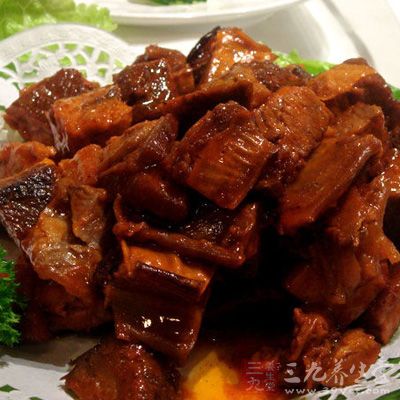 首先將羊排砍成塊、白蘿卜切塊、蔥切段、姜切片 首先將羊排砍成塊、白蘿卜切塊、蔥切段、姜切片