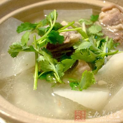 加入煮羊排的原湯,沒過羊排,燒開後,轉小火焖至40分鐘 加入煮羊排的原湯,沒過羊排,燒開後,轉小火焖至40分鐘