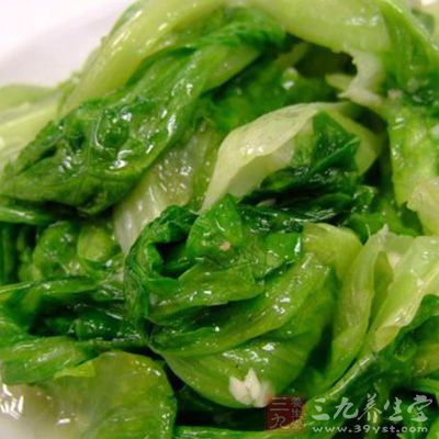把肉餡放入平底鍋中,再加入調料汁,中火,用筷子炒熟 把肉餡放入平底鍋中,再加入調料汁,中火,用筷子炒熟
