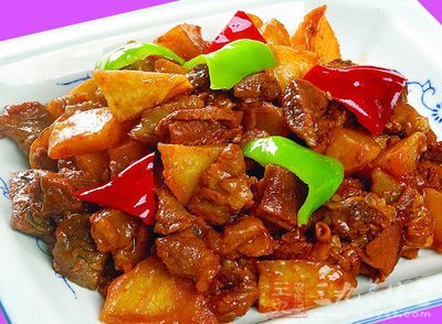 材料:新鮮土豆,牛肉,醬油,鹽,生粉,清油,青椒,紅椒,雞精 材料:新鮮土豆,牛肉,醬油,鹽,生粉,清油,青椒,紅椒,雞精