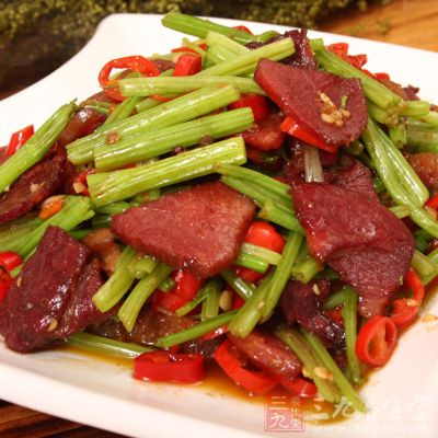 中火熱油,下牛肉片(主料)劃散,至變色立即出鍋。青椒,炒至九分熟,倒入牛肉片,伴炒入味 中火熱油,下牛肉片(主料)劃散,至變色立即出鍋。青椒,炒至九分熟,倒入牛肉片,伴炒入味