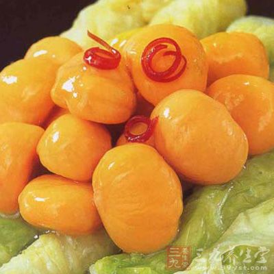 鍋洗淨燒熱，放花生油;放入花椒炸香，將花椒撈出不用