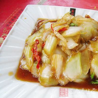 )炒鍋上火，放入底油，加入豆瓣辣醬略煸炒後;將白菜放入，不停地翻炒