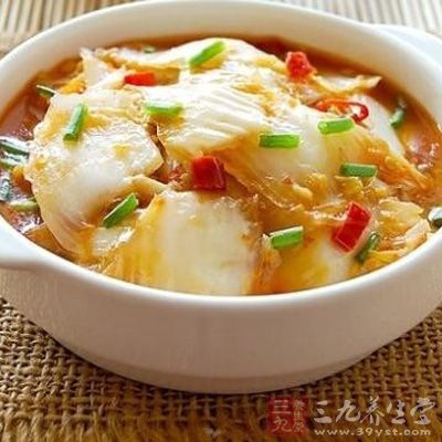 豬油下鍋，燒熱，用蔥花炝鍋，下入高湯、醬油、料酒、味精、白糖、精華鹽、白菜、栗子，燒開，移微火上燒2～3分鐘