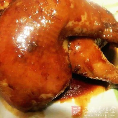 把姜去皮切片後放入碗中,再加入醬油和料酒,和雞腿攪拌後腌制半小時以上 把姜去皮切片後放入碗中,再加入醬油和料酒,和雞腿攪拌後腌制半小時以上