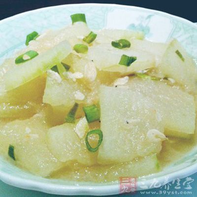 冬瓜煮爛入味後，大火收汁，出鍋前撒上蔥花冬