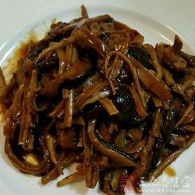 炒鍋置中火上，下油至五成熱時，倒入鳝絲，用筷子劃散至成熟，倒入漏勺