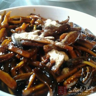 放鹽，倒入黃瓜、蒜瓣，再焖1分鐘，水快干的時候勾芡起鍋即可