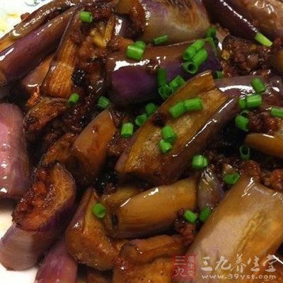 將茄子煸炒至變軟 外皮變色後盛出備用 將茄子煸炒至變軟 外皮變色後盛出備用