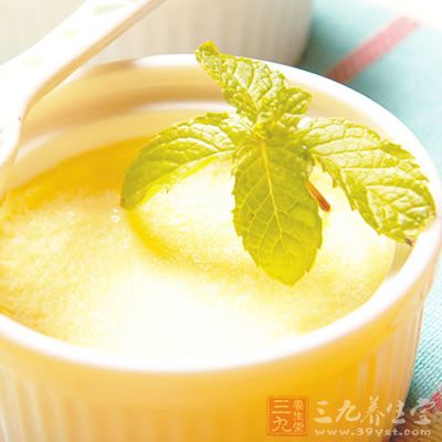 用勺子將牛奶蛋液上的沫沫撇清