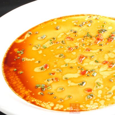 水中加入少量蚝油調勻後摻入蛋液裡面調勻。再加入少量豬油